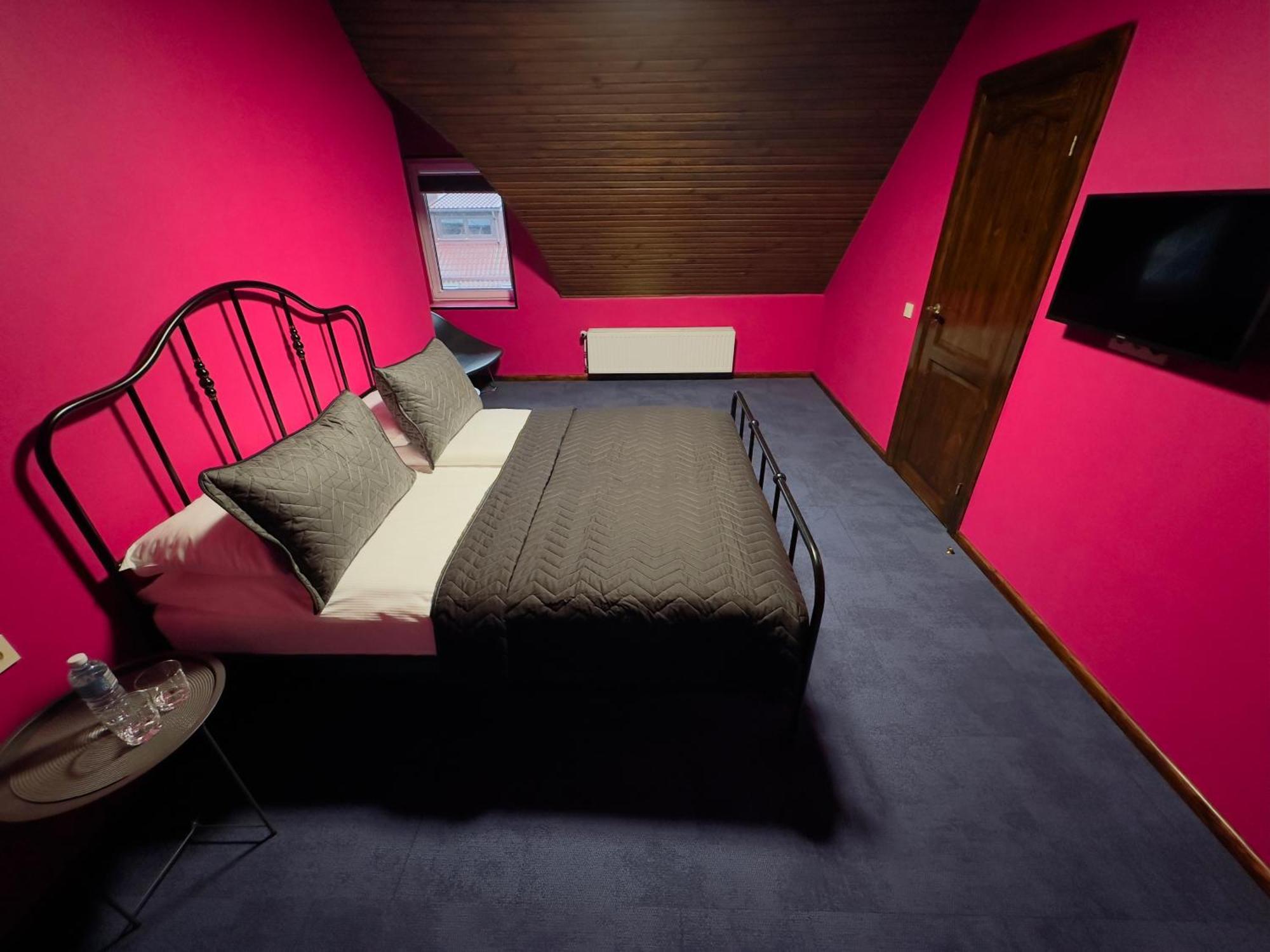 Broken Bed Hootel Каунас Экстерьер фото