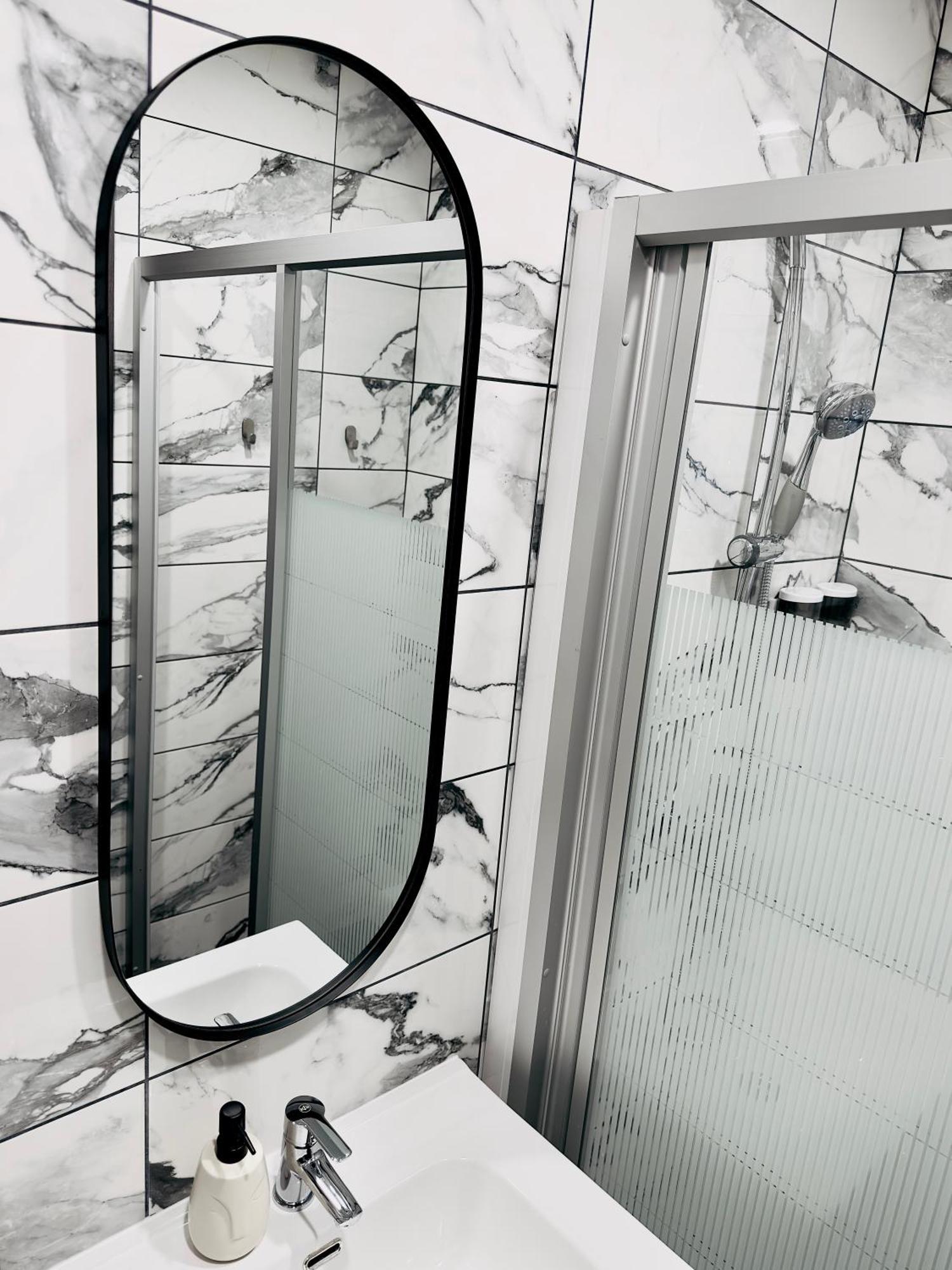 Broken Bed Hootel Каунас Экстерьер фото