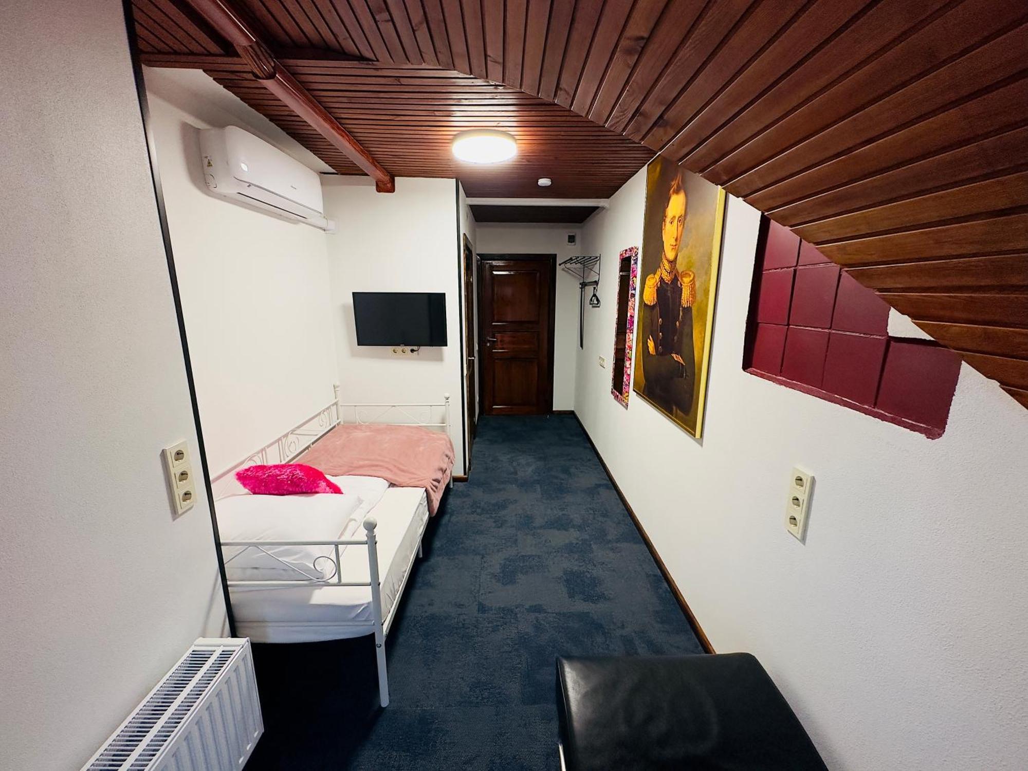 Broken Bed Hootel Каунас Экстерьер фото