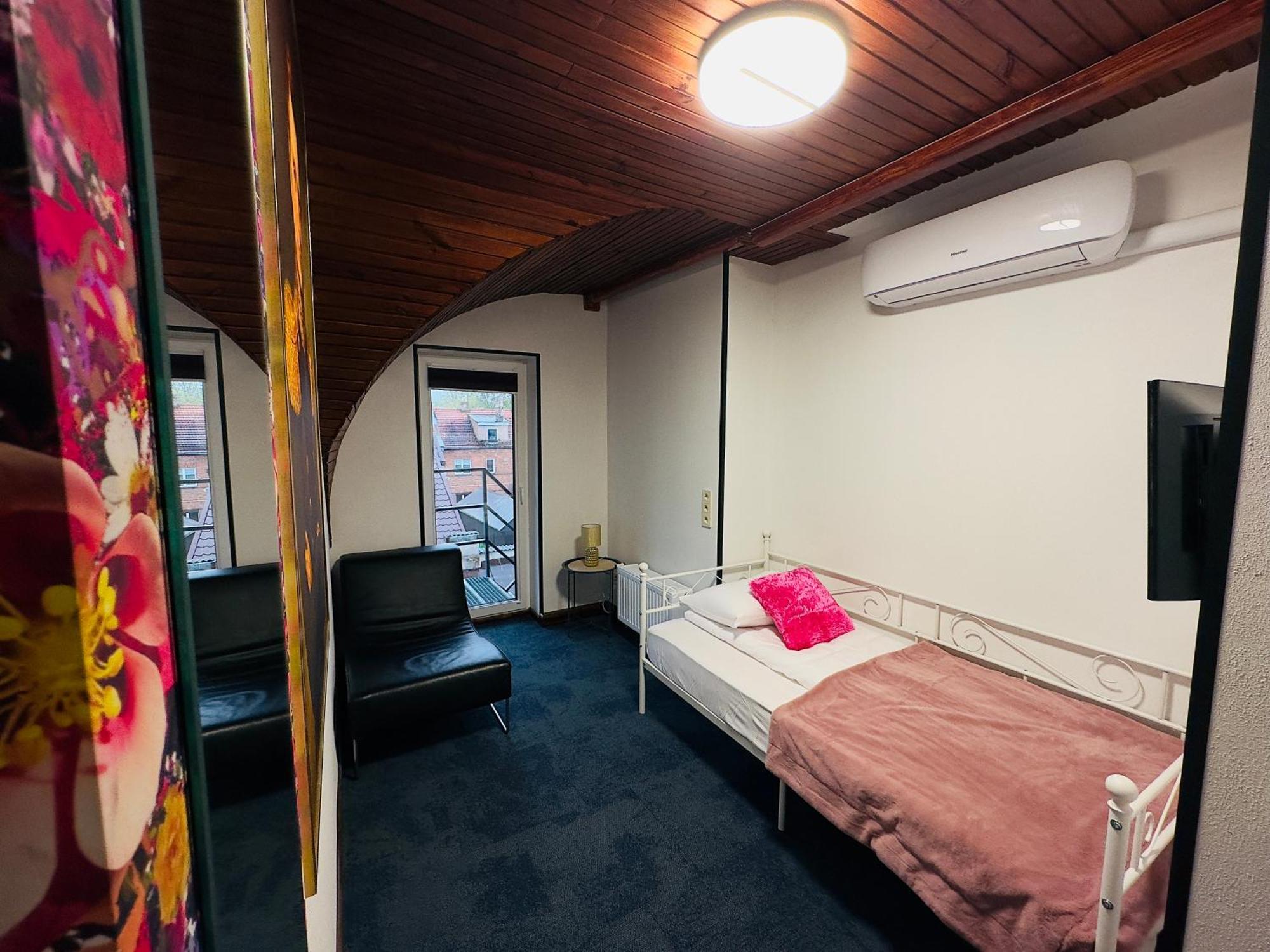 Broken Bed Hootel Каунас Экстерьер фото